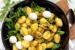 Gebakken gnocchi pesto, rucola en doperwten