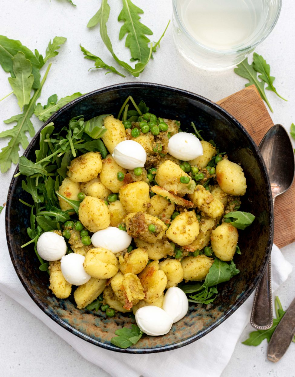 Gebakken gnocchi pesto, rucola en doperwten