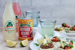 Mexicaanse sopes met vegetarische toppings