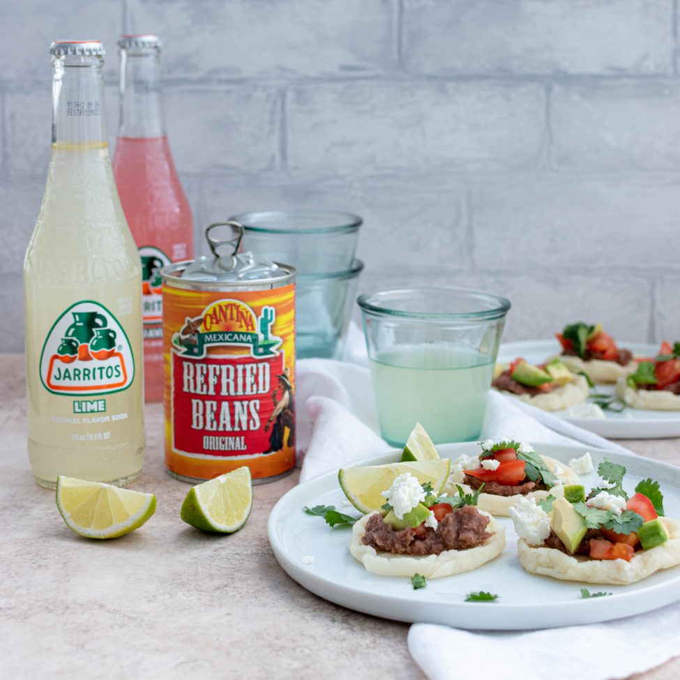 Mexicaanse sopes met vegetarische toppings
