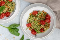 Courgetti pesto, gepofte tomaat en geroosterde kikkererwten