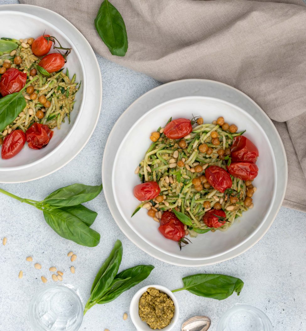 Courgetti pesto, gepofte tomaat en geroosterde kikkererwten