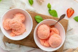 Aardbeien sorbet met perzik en basilicum