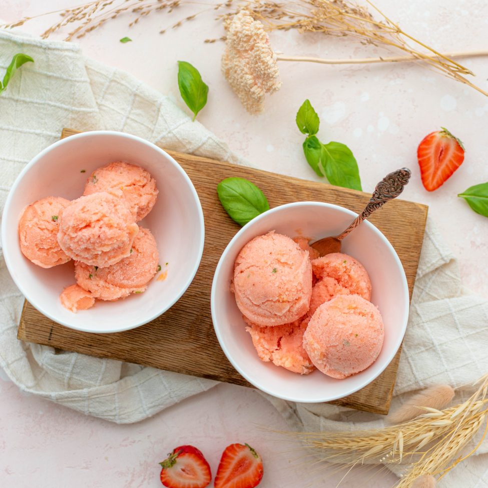 Aardbeien sorbet met perzik en basilicum
