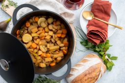 Vegetarische herfst stoofpot met pastinaak en meiraap