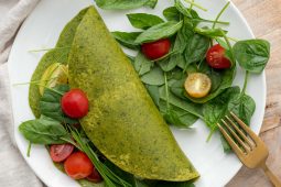 Glutenvrije spinazie pannenkoeken met tomaatjes