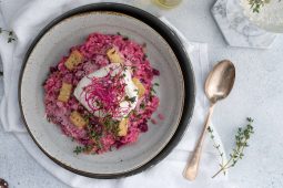 Rode bietenrisotto met mozzarella en gerookte tofu