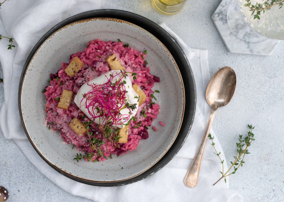 Rode bietenrisotto met mozzarella en gerookte tofu