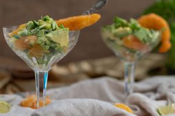 Vegetarische garnalencocktail met mandarijn en avocado