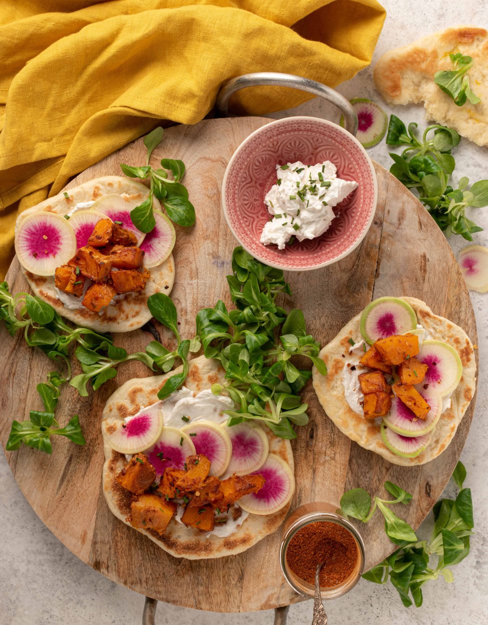 Naan met tandoori pompoen en radijs