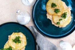 Knolselderij steaks met salsa verde