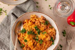 Vegetarische pasta met romige paprikasaus