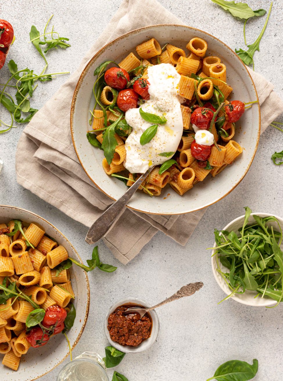 Pasta met rode pesto, rucola en burrata