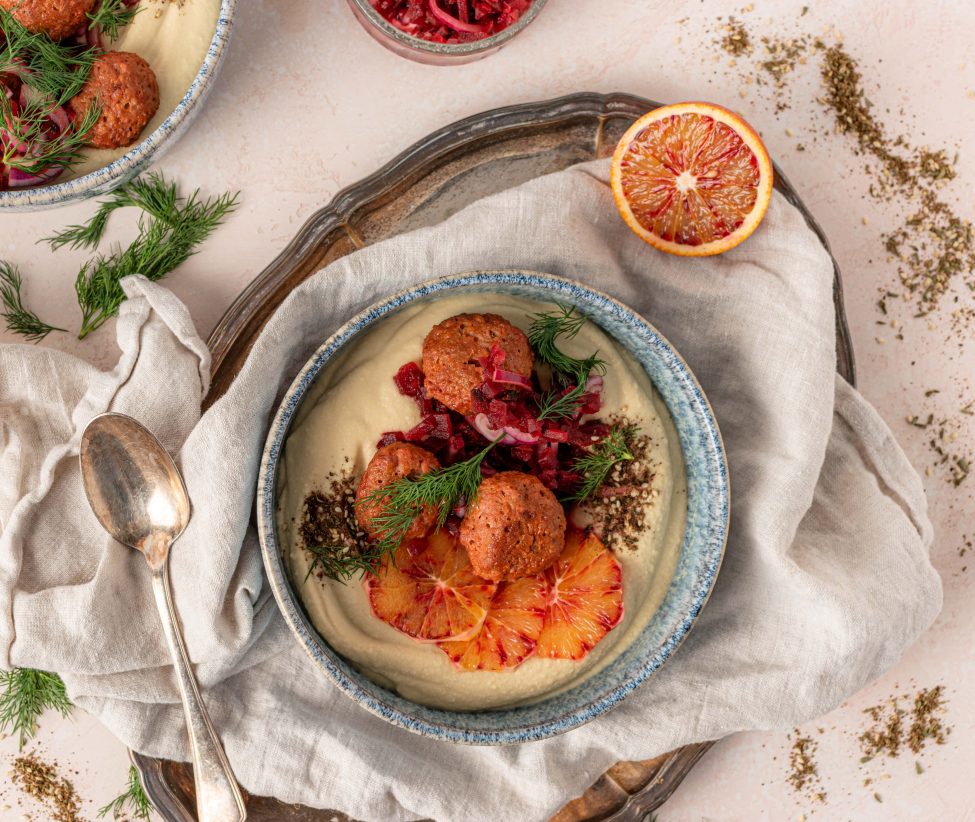 Loaded hummus met harissa gehaktballen en bloedsinaasappel