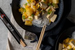 Makkelijk wokgerecht: zoetzure ananas met tofu￼