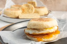 Zo maak je de Egg McMuffin zelf thuis