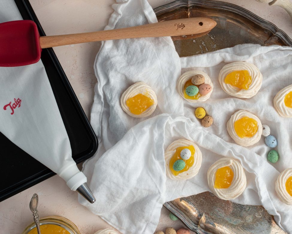 Meringue nestjes met lemon curd voor Pasen