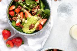 Frisse groene aspergesalade met groene tahinidressing￼