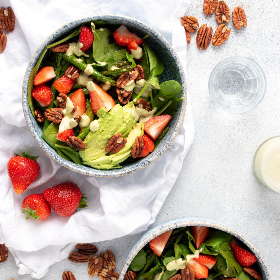 Frisse groene aspergesalade met groene tahinidressing￼