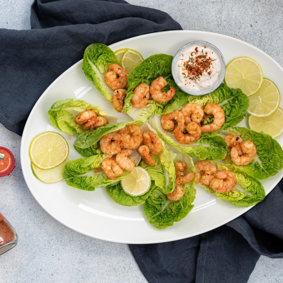 Cajungarnalen in schaaltjes van sla