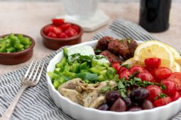 Griekse bowl met vegetarische gehaktballen