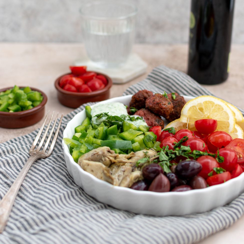 Griekse bowl met vegetarische gehaktballen