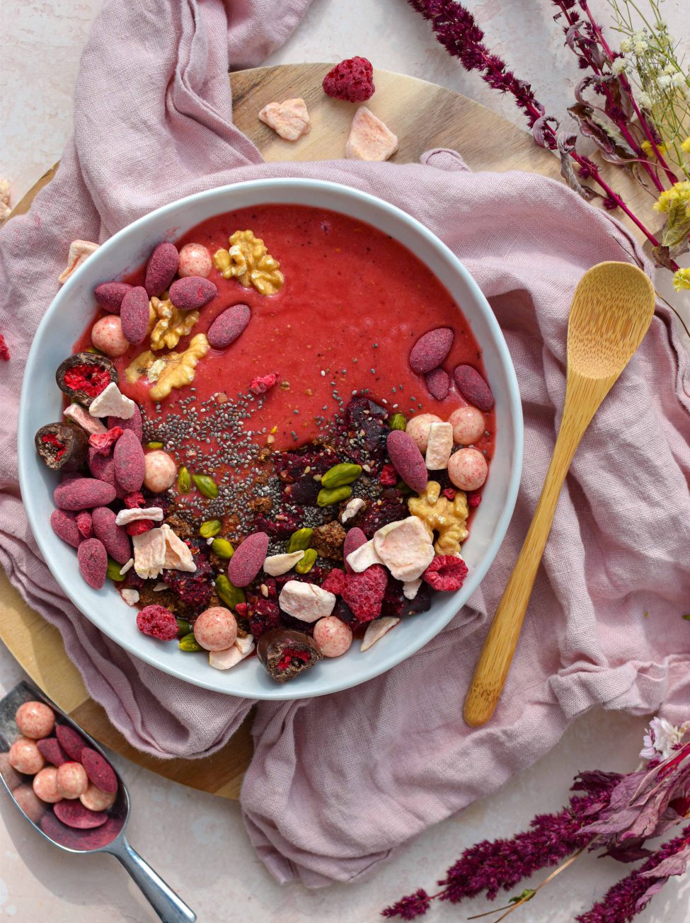 Heerlijke en gezonde roze smoothiebowl met bieten