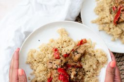 Tahini tofu met quinoa en puntpaprika