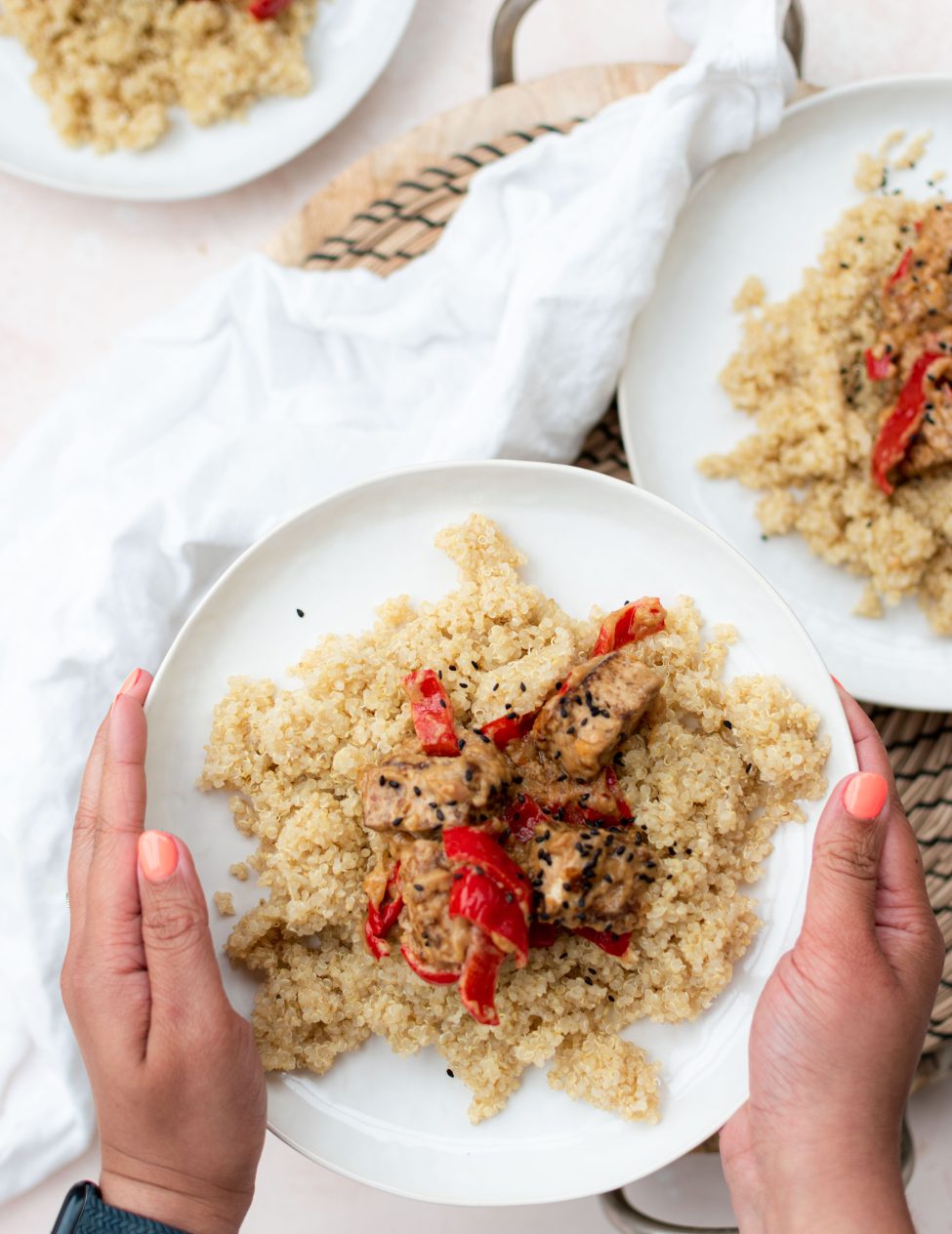 Tahini tofu met quinoa en puntpaprika