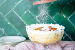 Frisse perzik tiramisu met vlierbloesem en passievrucht