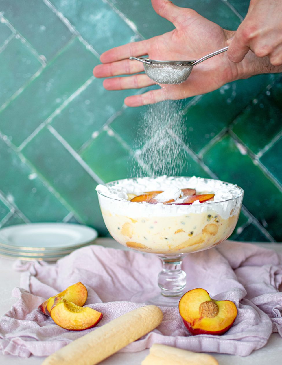 Frisse perzik tiramisu met vlierbloesem en passievrucht