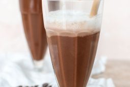 Gezonde chocolademilkshake met een vleugje koffie