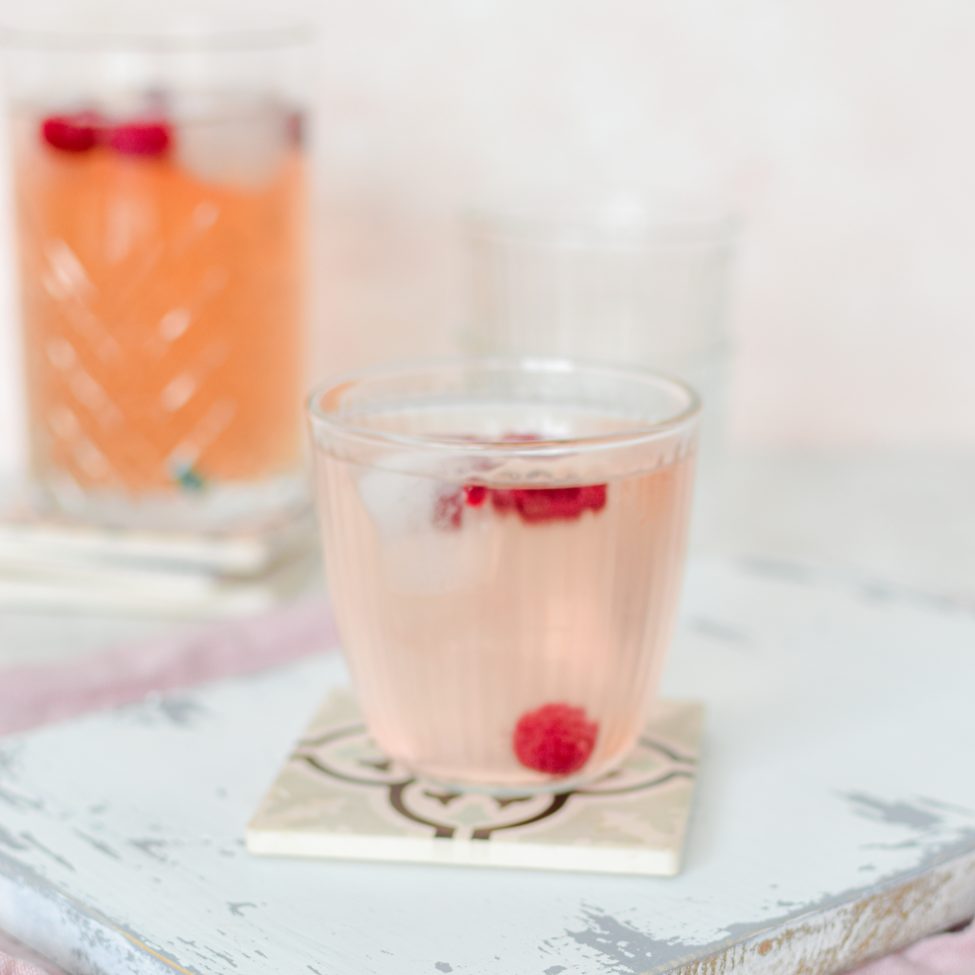 Mocktail met ginger ale, munt en framboos