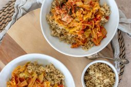 Roergebakken spitskool met kimchi en rijst￼