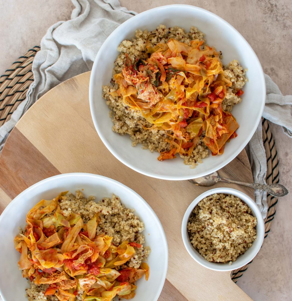 Roergebakken spitskool met kimchi en rijst￼