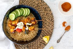 Indiase vegetarische spiesjes met Indiase rijst (jeera rice)