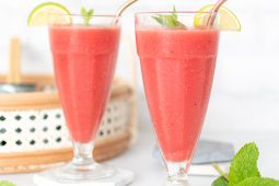 Zelf slush puppy maken met aardbeien en watermeloen