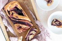 Babka met vegan bosvruchten cheesecake vulling