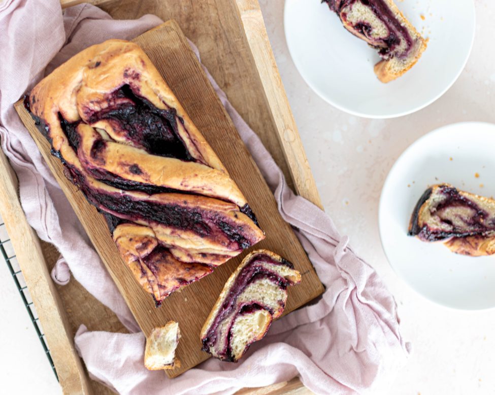 Babka met vegan bosvruchten cheesecake vulling