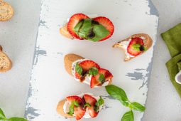 Bruschetta met geitenkaas, aardbeien en basilicum