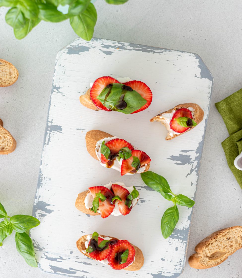 Bruschetta met geitenkaas, aardbeien en basilicum