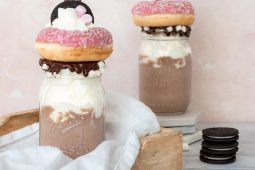 Chocolade freakshake met marshmallows, donuts en meer