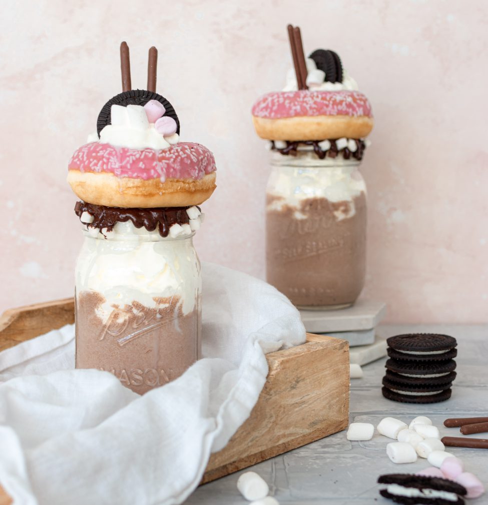 Chocolade freakshake met marshmallows, donuts en meer