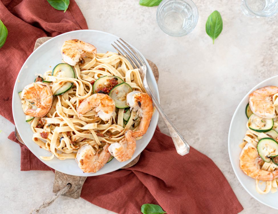 Tagliatelle met garnalen, tapenade en courgette