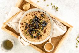 Quinoa ontbijtpap met blauwe bessen en chocolade