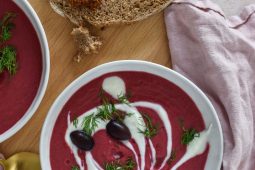 Bieten gazpacho met aardbeien