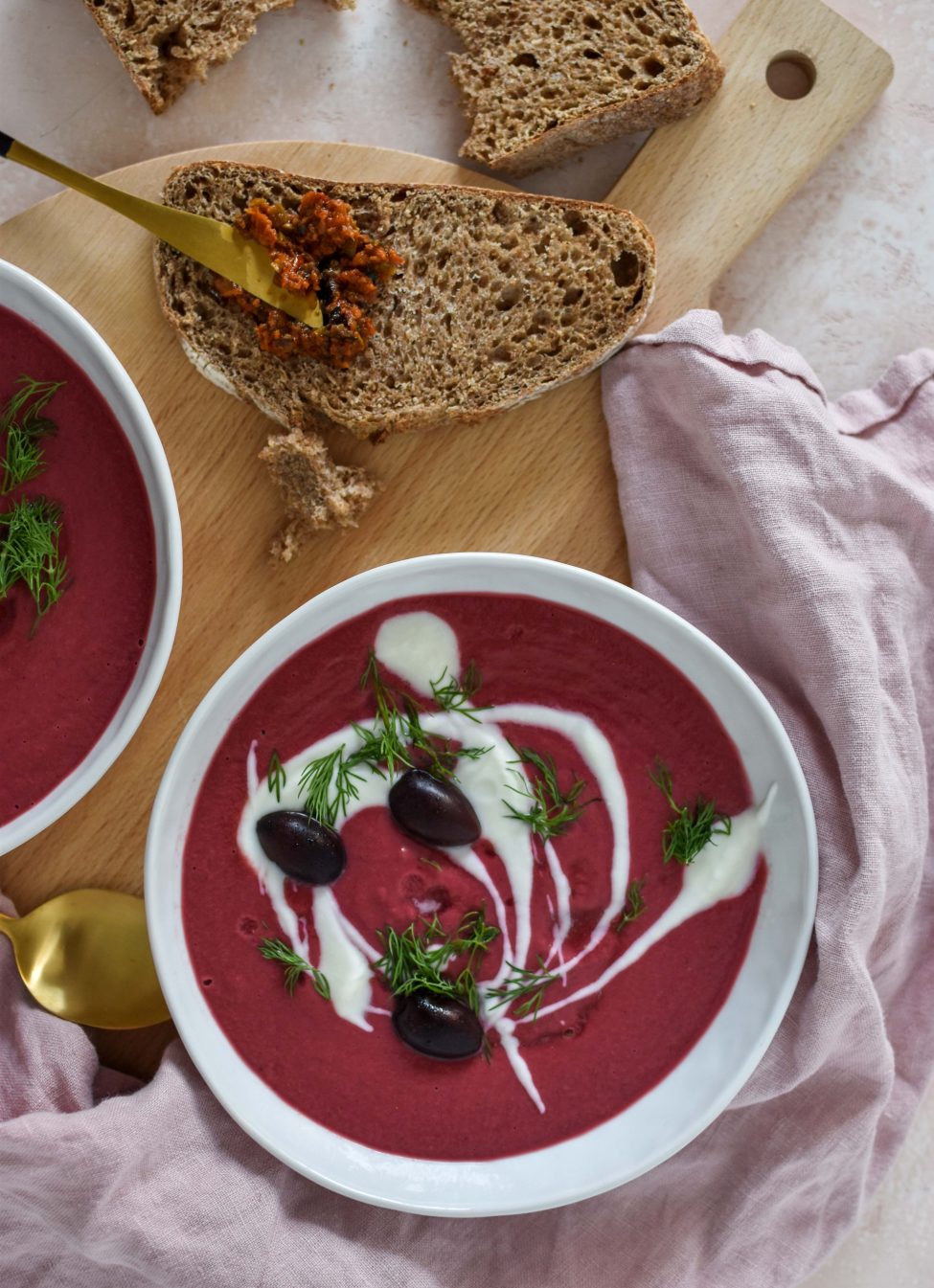 Bieten gazpacho met aardbeien