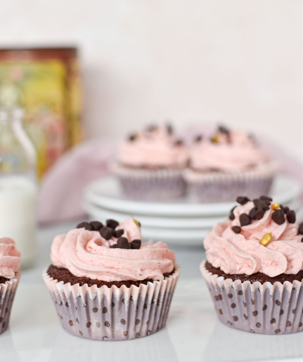 Glutenvrije chocolade cupcakes met aardbeien botercreme
