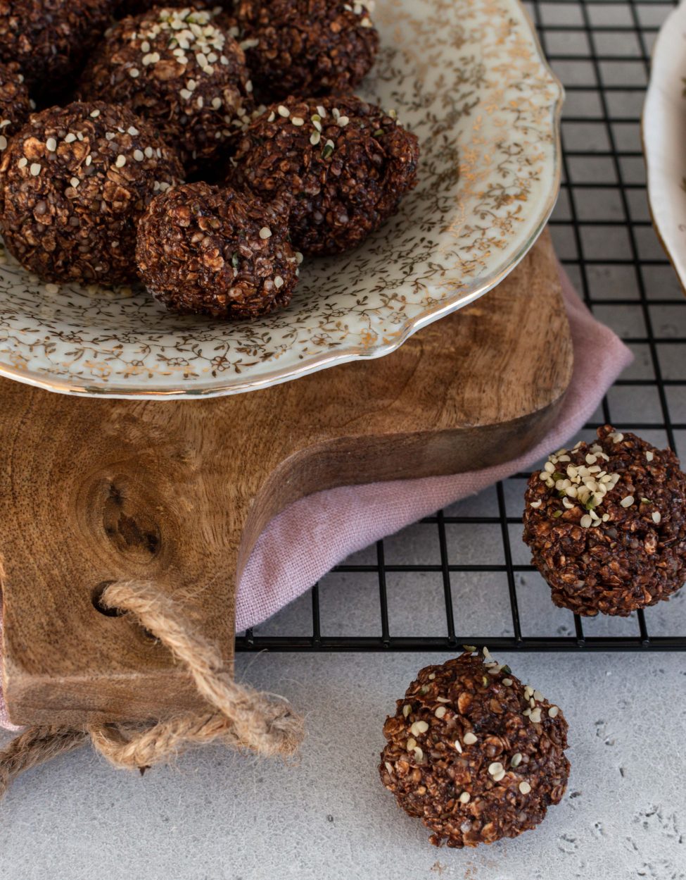 Snackballen met hennepzaad en cacao