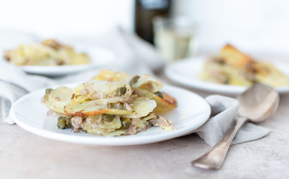 Aardappelschotel uit de oven met tonijn